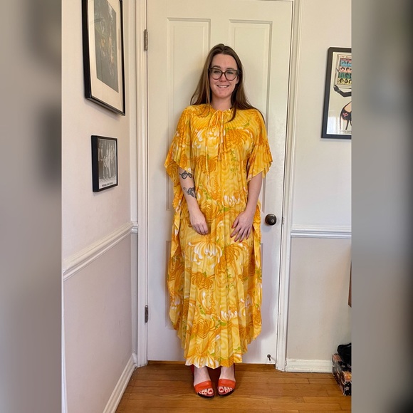 70s Vintage Volup Friendly Accordion Pleat Yellow Kaftan w. Chrysanthemum Print - Picture 2 of 7